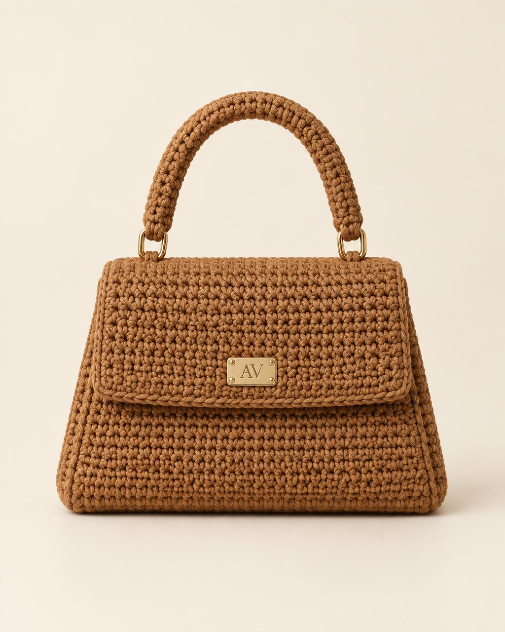 Amara – gehäkelte ALEVA-Tasche mit goldener AV-Plakette