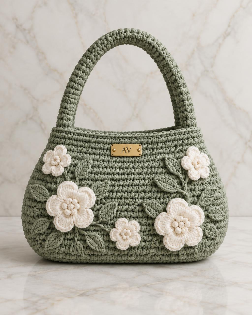 Salvia – gehäkelte ALEVA-Tasche mit goldener AV-Plakette